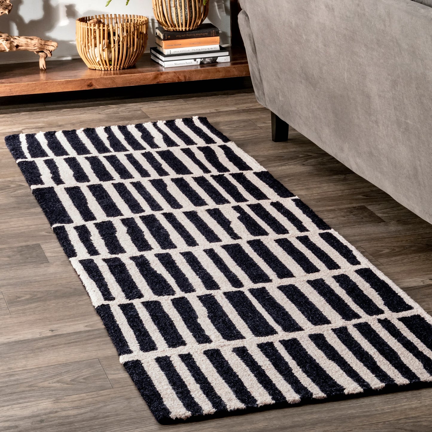 Hand Tufted Lemuel Area Rug: Black / Runner / 2' 6" x 6'