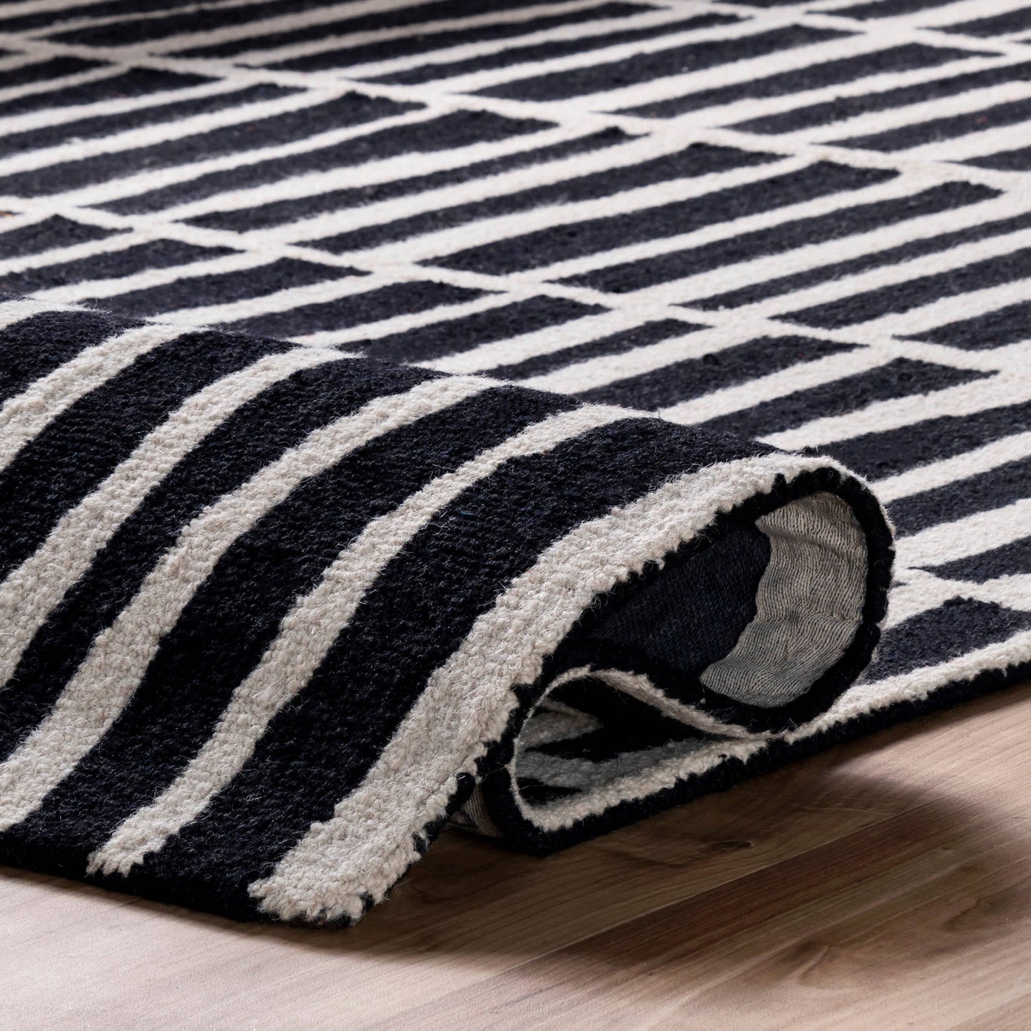 Hand Tufted Lemuel Area Rug: Black / Runner / 2' 6" x 6'